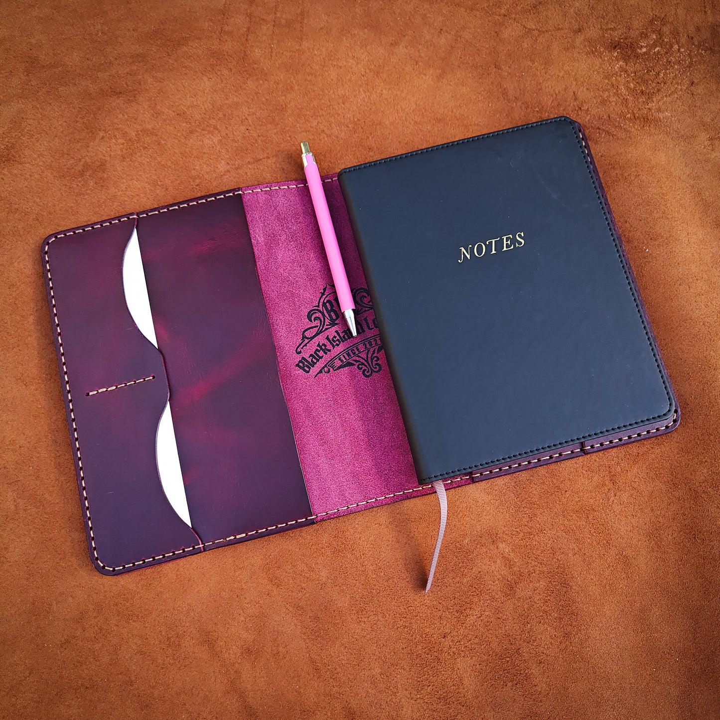 Muistio Nahkakansilla Violetti